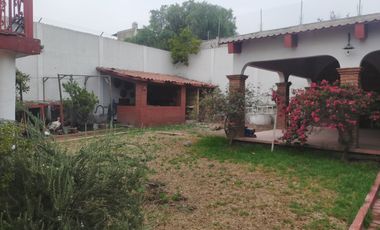 Casa habitación, con amplios jardines, arboles frutales, asador y salón de fiestas