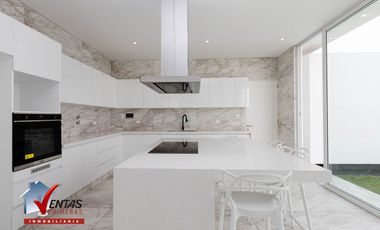 BELLA CASA EN CONDOMINIO DE 10 CASAS DE ESTRENO 3ER PISOS, ACABADOS A1, Y CUENTA CON UNA EXCELENTE ILUMINACIÓN NATURAL, AMBIENTES AMPLIOS Y CÓMODOS, D