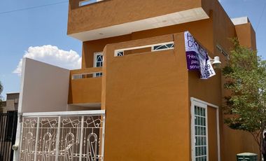 CASA AMPLIA DE 3 NIVELES EN FRACCIONAMIENTO
