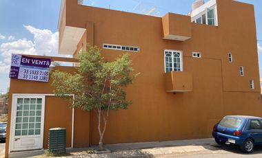 CASA AMPLIA DE 3 NIVELES EN FRACCIONAMIENTO