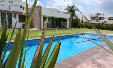 Casa venta Lomas de Angelopolis con muy amplio jardín dos recamaras