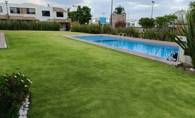 Casa venta Lomas de Angelopolis con muy amplio jardín dos recamaras