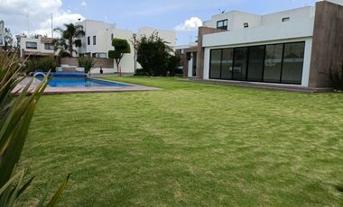 Casa venta Lomas de Angelopolis con muy amplio jardín dos recamaras