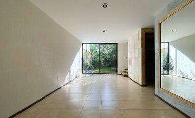 Casa venta Lomas de Angelopolis con muy amplio jardín dos recamaras