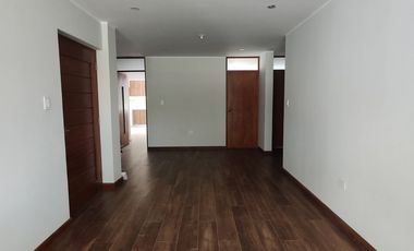 DEPARTAMENTO 1ER PISO CERCA AL MALL AVENTURA Y LAMBRAMANI