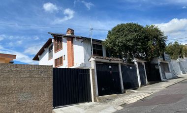 VENTA CASA CON 2 DEPARTAMENTOS Y UN LOCALCOMERCIAL, SECTOR EL CONDADO