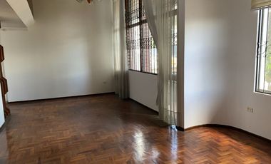 VENTA CASA CON 2 DEPARTAMENTOS Y UN LOCALCOMERCIAL, SECTOR EL CONDADO