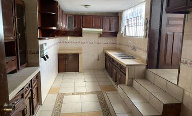 VENTA CASA CON 2 DEPARTAMENTOS Y UN LOCALCOMERCIAL, SECTOR EL CONDADO