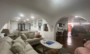 CASA CONFORTABLE  6 DORMITORIOS AL LADO DE PARQUE EN ZONA RESIDENCIAL DE PUEBLO LIBRE