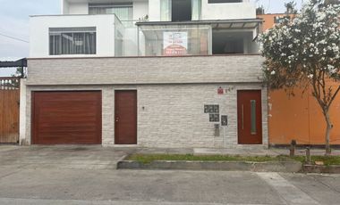 CASA CONFORTABLE  6 DORMITORIOS AL LADO DE PARQUE EN ZONA RESIDENCIAL DE PUEBLO LIBRE