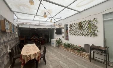 CASA CONFORTABLE  6 DORMITORIOS AL LADO DE PARQUE EN ZONA RESIDENCIAL DE PUEBLO LIBRE