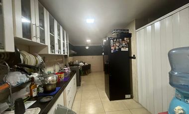 CASA CONFORTABLE  6 DORMITORIOS AL LADO DE PARQUE EN ZONA RESIDENCIAL DE PUEBLO LIBRE