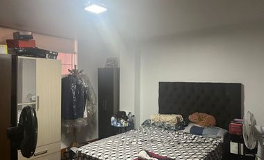 CASA CONFORTABLE  6 DORMITORIOS AL LADO DE PARQUE EN ZONA RESIDENCIAL DE PUEBLO LIBRE