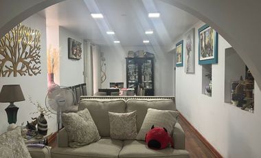 CASA CONFORTABLE  6 DORMITORIOS AL LADO DE PARQUE EN ZONA RESIDENCIAL DE PUEBLO LIBRE