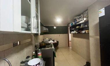 CASA CONFORTABLE  6 DORMITORIOS AL LADO DE PARQUE EN ZONA RESIDENCIAL DE PUEBLO LIBRE