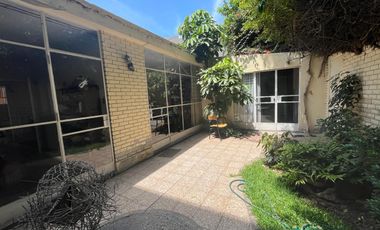 BAJÓ DE PRECIO!!!  CASA/TERRENO:  2 FRENTES, AVENIDA Y PARQUE