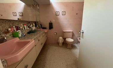 BAJÓ DE PRECIO!!!  CASA/TERRENO:  2 FRENTES, AVENIDA Y PARQUE