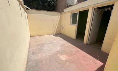 BAJÓ DE PRECIO!!!  CASA/TERRENO:  2 FRENTES, AVENIDA Y PARQUE