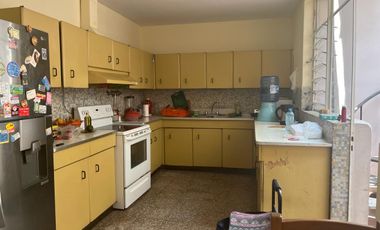BAJÓ DE PRECIO!!!  CASA/TERRENO:  2 FRENTES, AVENIDA Y PARQUE