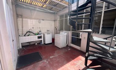BAJÓ DE PRECIO!!!  CASA/TERRENO:  2 FRENTES, AVENIDA Y PARQUE