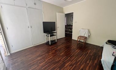 BAJÓ DE PRECIO!!!  CASA/TERRENO:  2 FRENTES, AVENIDA Y PARQUE