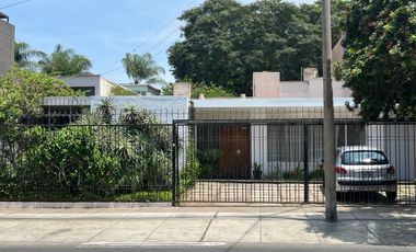 BAJÓ DE PRECIO!!!  CASA/TERRENO:  2 FRENTES, AVENIDA Y PARQUE