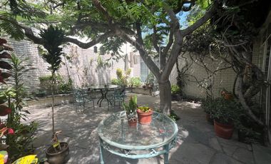 BAJÓ DE PRECIO!!!  CASA/TERRENO:  2 FRENTES, AVENIDA Y PARQUE