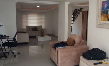 Venta de casa de dos pisos de 205.18 M2,en conjunto cerrado por la calle 8 al oriente de la ciudad.