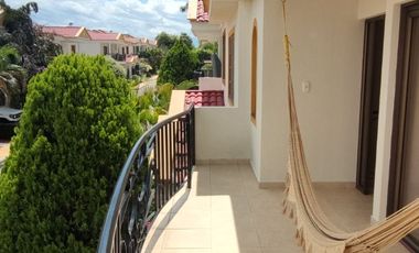 Venta de casa de dos pisos de 205.18 M2,en conjunto cerrado por la calle 8 al oriente de la ciudad.