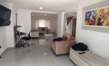 Venta de casa de dos pisos de 205.18 M2,en conjunto cerrado por la calle 8 al oriente de la ciudad.