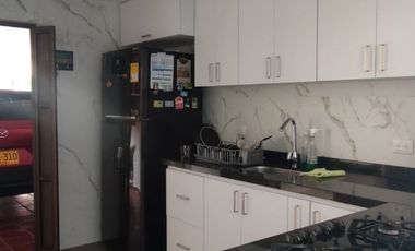 Venta de casa de dos pisos de 205.18 M2,en conjunto cerrado por la calle 8 al oriente de la ciudad.