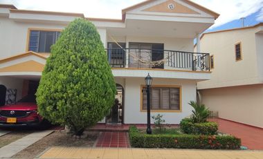 Venta de casa de dos pisos de 205.18 M2,en conjunto cerrado por la calle 8 al oriente de la ciudad.