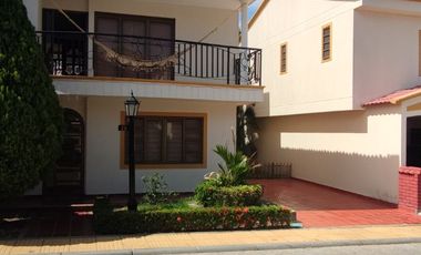 Venta de casa de dos pisos de 205.18 M2,en conjunto cerrado por la calle 8 al oriente de la ciudad.
