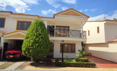 Venta de casa de dos pisos de 205.18 M2,en conjunto cerrado por la calle 8 al oriente de la ciudad.