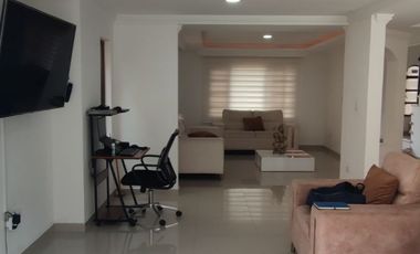 Venta de casa de dos pisos de 205.18 M2,en conjunto cerrado por la calle 8 al oriente de la ciudad.