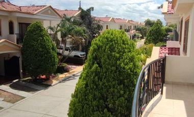 Venta de casa de dos pisos de 205.18 M2,en conjunto cerrado por la calle 8 al oriente de la ciudad.