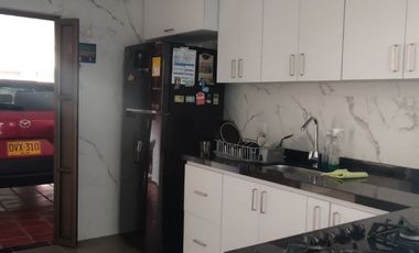 Venta de casa de dos pisos de 205.18 M2,en conjunto cerrado por la calle 8 al oriente de la ciudad.