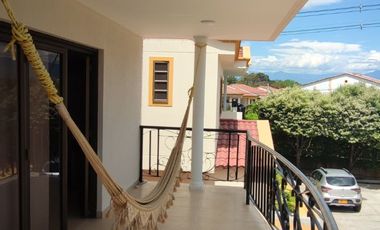 Venta de casa de dos pisos de 205.18 M2,en conjunto cerrado por la calle 8 al oriente de la ciudad.