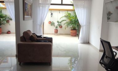 Venta de casa de dos pisos de 205.18 M2,en conjunto cerrado por la calle 8 al oriente de la ciudad.