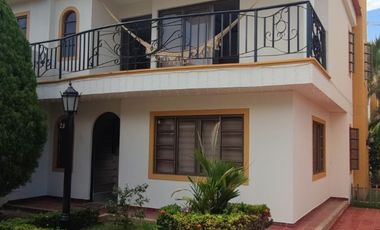 Venta de casa de dos pisos de 205.18 M2,en conjunto cerrado por la calle 8 al oriente de la ciudad.