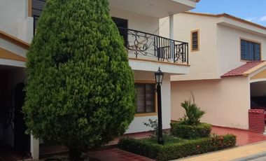 Venta de casa de dos pisos de 205.18 M2,en conjunto cerrado por la calle 8 al oriente de la ciudad.