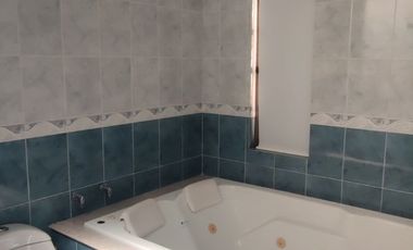 Venta de casa de dos pisos de 205.18 M2,en conjunto cerrado por la calle 8 al oriente de la ciudad.