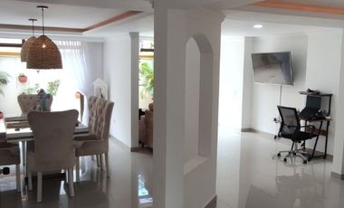 Venta de casa de dos pisos de 205.18 M2,en conjunto cerrado por la calle 8 al oriente de la ciudad.