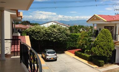 Venta de casa de dos pisos de 205.18 M2,en conjunto cerrado por la calle 8 al oriente de la ciudad.