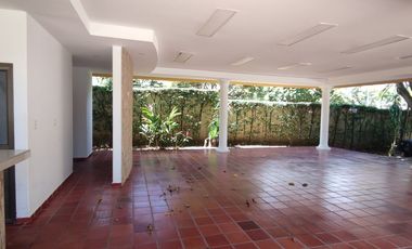 Venta de casa de dos pisos de 205.18 M2,en conjunto cerrado por la calle 8 al oriente de la ciudad.