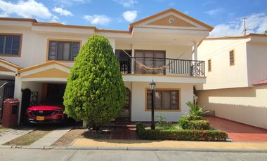 Venta de casa de dos pisos de 205.18 M2,en conjunto cerrado por la calle 8 al oriente de la ciudad.