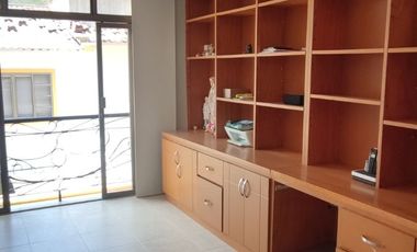 Venta de casa de dos pisos de 205.18 M2,en conjunto cerrado por la calle 8 al oriente de la ciudad.