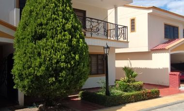 Venta de casa de dos pisos de 205.18 M2,en conjunto cerrado por la calle 8 al oriente de la ciudad.