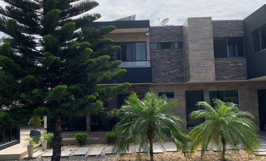 VENTA AMPLIA CASA D 3 RECAMARAS CON JARDIN Y ALBERCA EN PLAYA DE VACAS, VERACRUZ