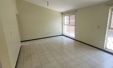 Casa con doble accesos a unos metros de Calle Morelos.